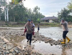 Brimob Gorontalo Bantu Warga Menyeberang Sungai Di Pulubala